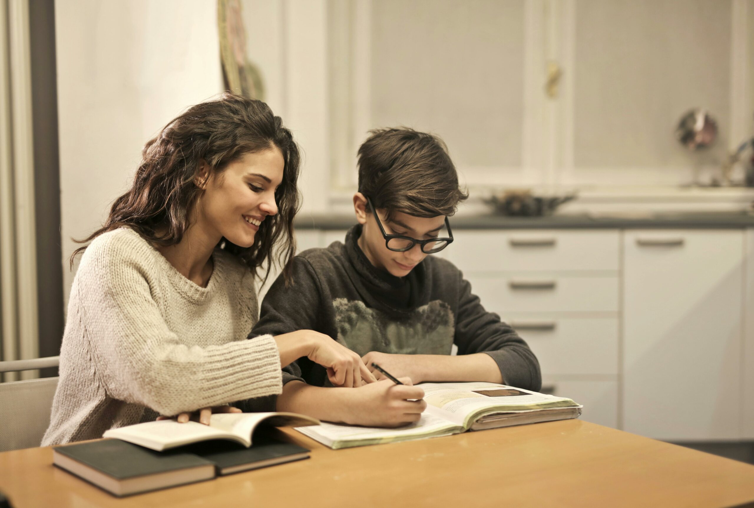 ältere Schwester Und Bruder Lernen Zu Hause