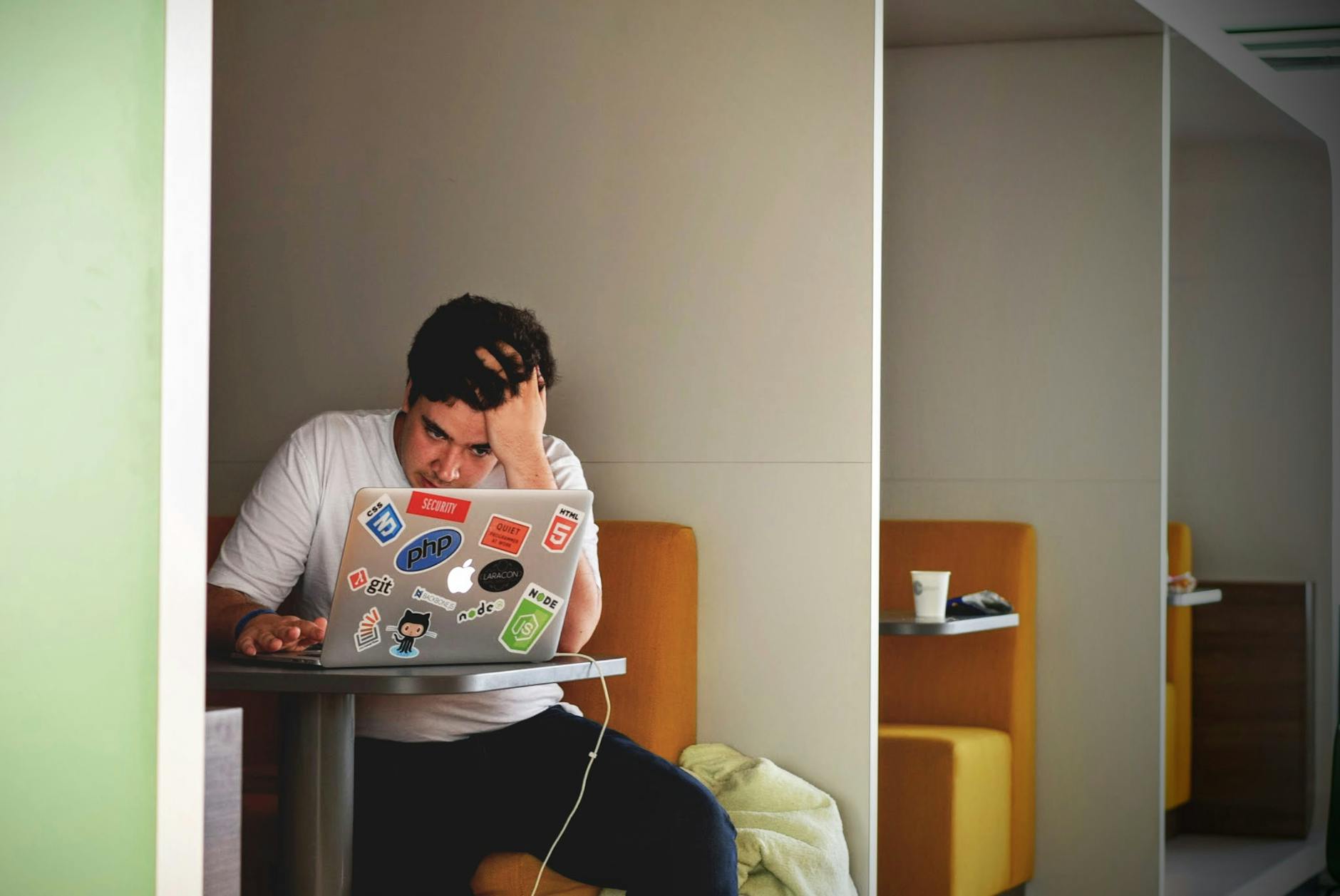 Mann Im Weißen Hemd Mit Macbook Pro