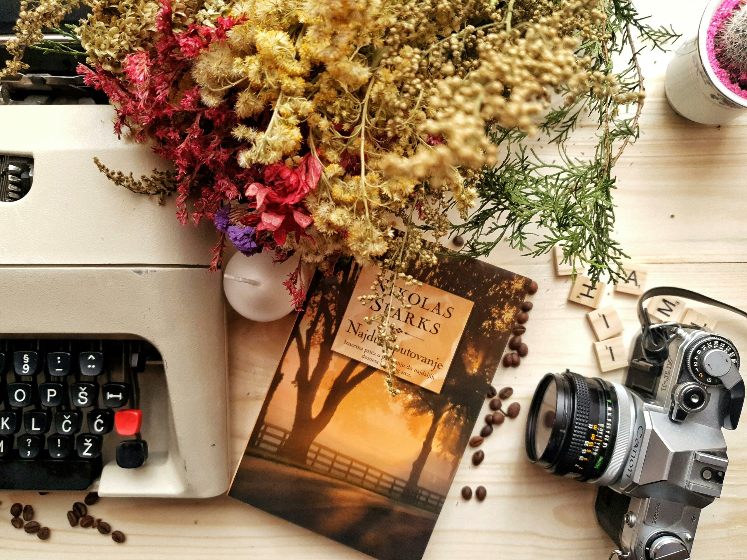 Blumenstrauß Und Buch Auf Holztisch Mit Vintage Schreibmaschine Und Kamera Angeordnet